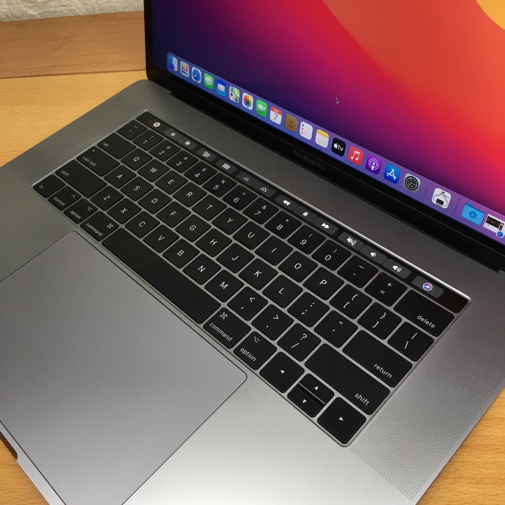 MacBook Pro 2017 15 Inch Retina Core i7 RAM 16GB SSD 512GB Touch Bar