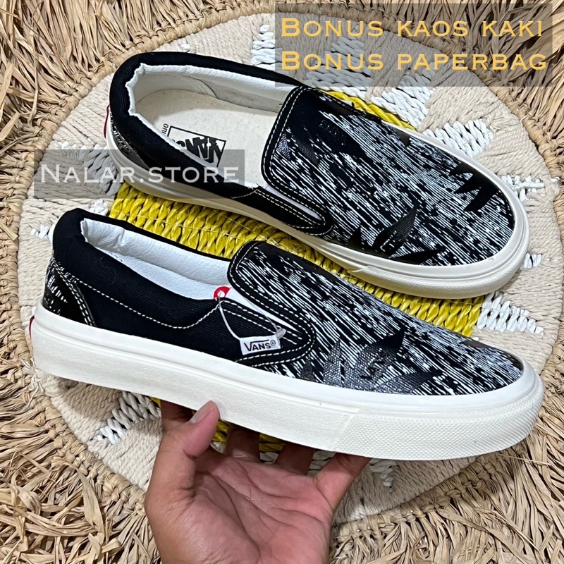 Sepatu Vans Slip On OG SMILE BLACK WHITE Premium BNIB Made in China