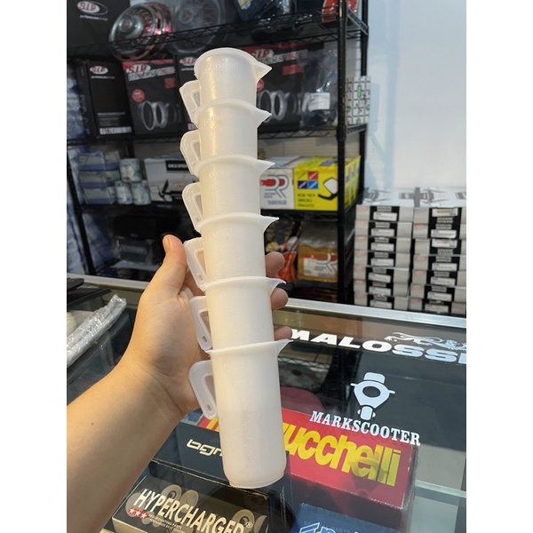 Gelas takar oli samping vespa