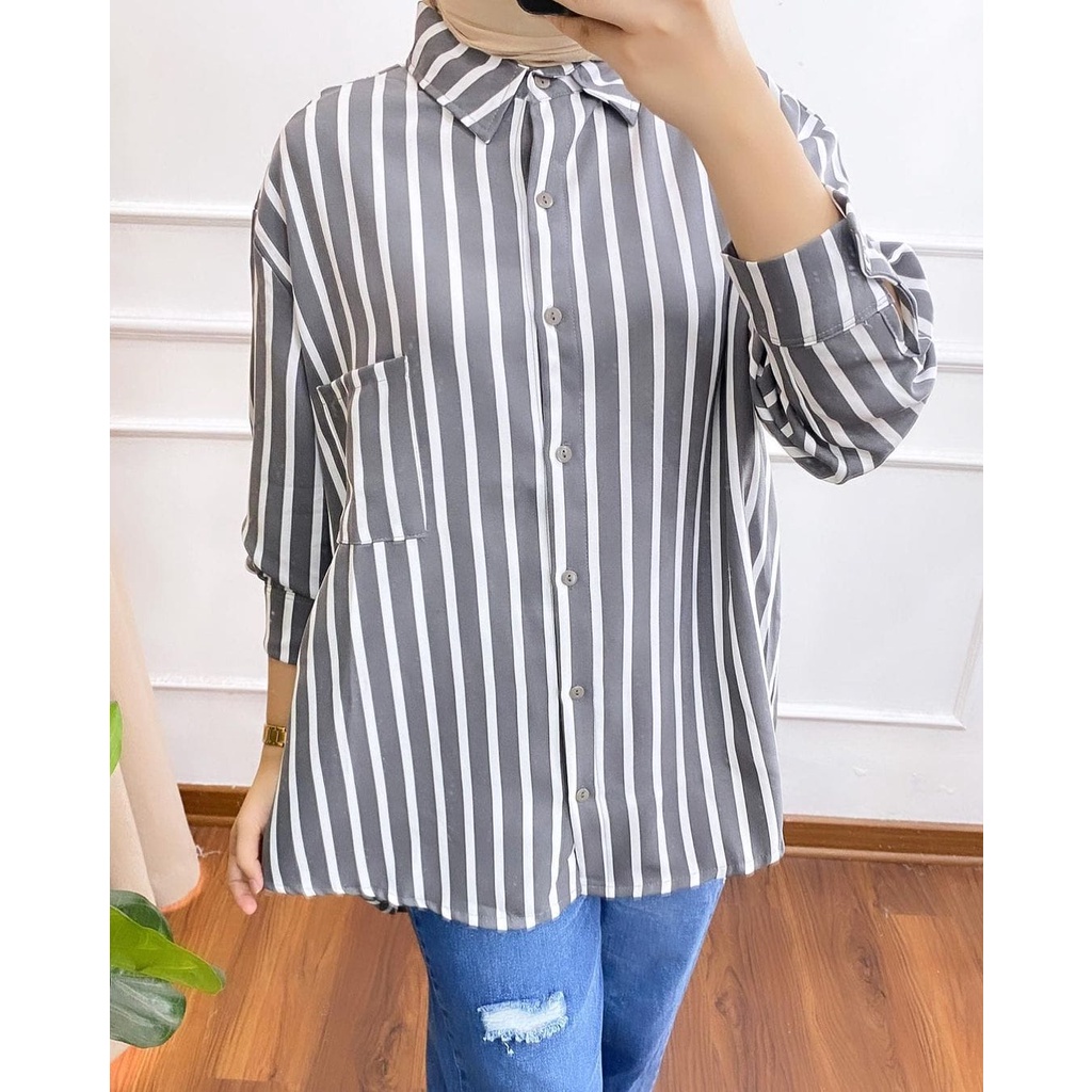 Kemeja Saja Dissy Salur Oversize Model Belakang Belah Bahan Syakila Premium Setrip