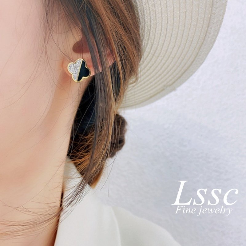 Anting Tusuk Titanium Bunga Clover Keberuntungan Anti Karat Emas 18K Perhiasan Wanita Fashion Korea