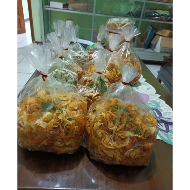 

BREKELE KERIPIK SINGKONG PEDAS/KERIPIK KRIWIL GURIH ENYOY PEDAS KEMASAN 250 GR/CEMILAN VIRAL