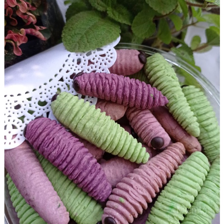 

100% HOMEMADE || Kue Kering bentuk ulat dijamin 100% fresh dibuat saat hari pemesanan