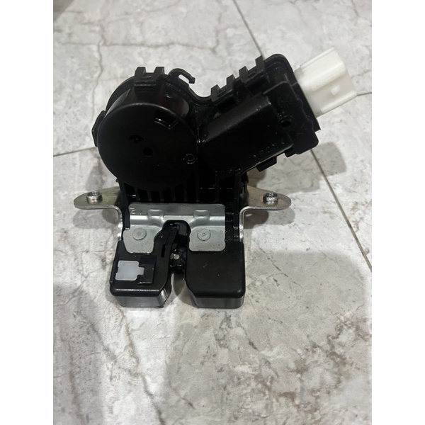 Door Lock Bagasi All New Avanza Veloz Xenia 2022 Original