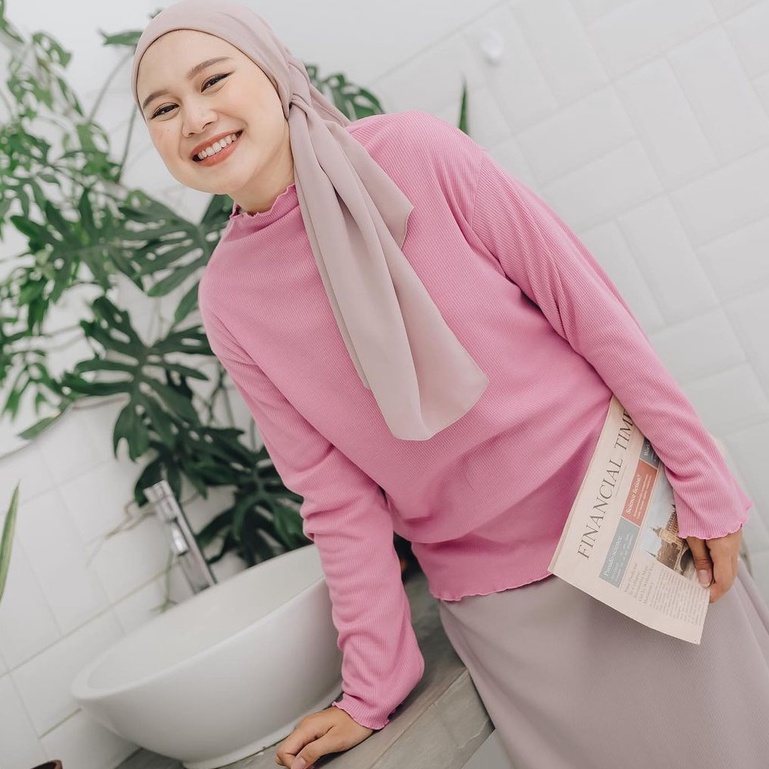 DAISY CURLY SWEATER / INNER RIB PREMIUM TURTLENECK KRIWIL LENGAN PANJANG NECI TOP KAOS CURLY RAJUT KERAH / KAOS POLOS / KAOS LENGAN PANJANG / INNER RUFFLE / INNER HIJAB KENGAN PANJANG BAHAN RIB TEBAL / KAOS CURLY RIB RAJUT KERAH  / INNER TOP TURTLENECK