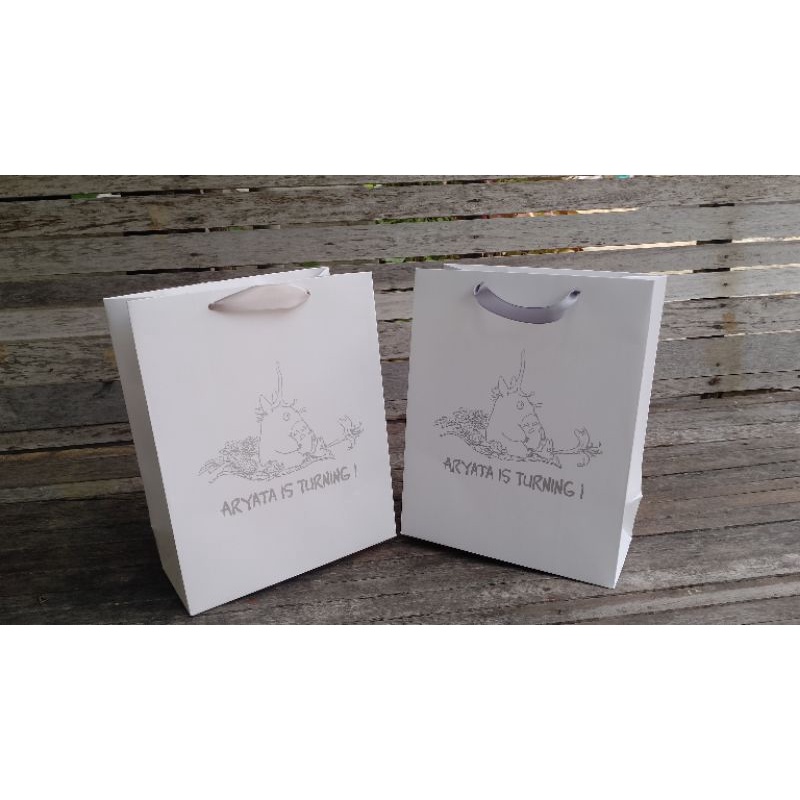 

paperbag custom ,ivory glosy size 15*5*15,tebel,kuat, dan rapi