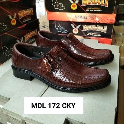 Sepatu kulit pantofel pria medali sepatu kerja formal tampil lebih keren