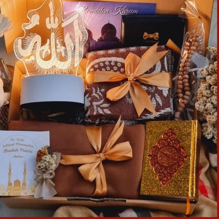 

Kado Ulang Tahun Cewek / Hampers Hijab Alquran Sajadah