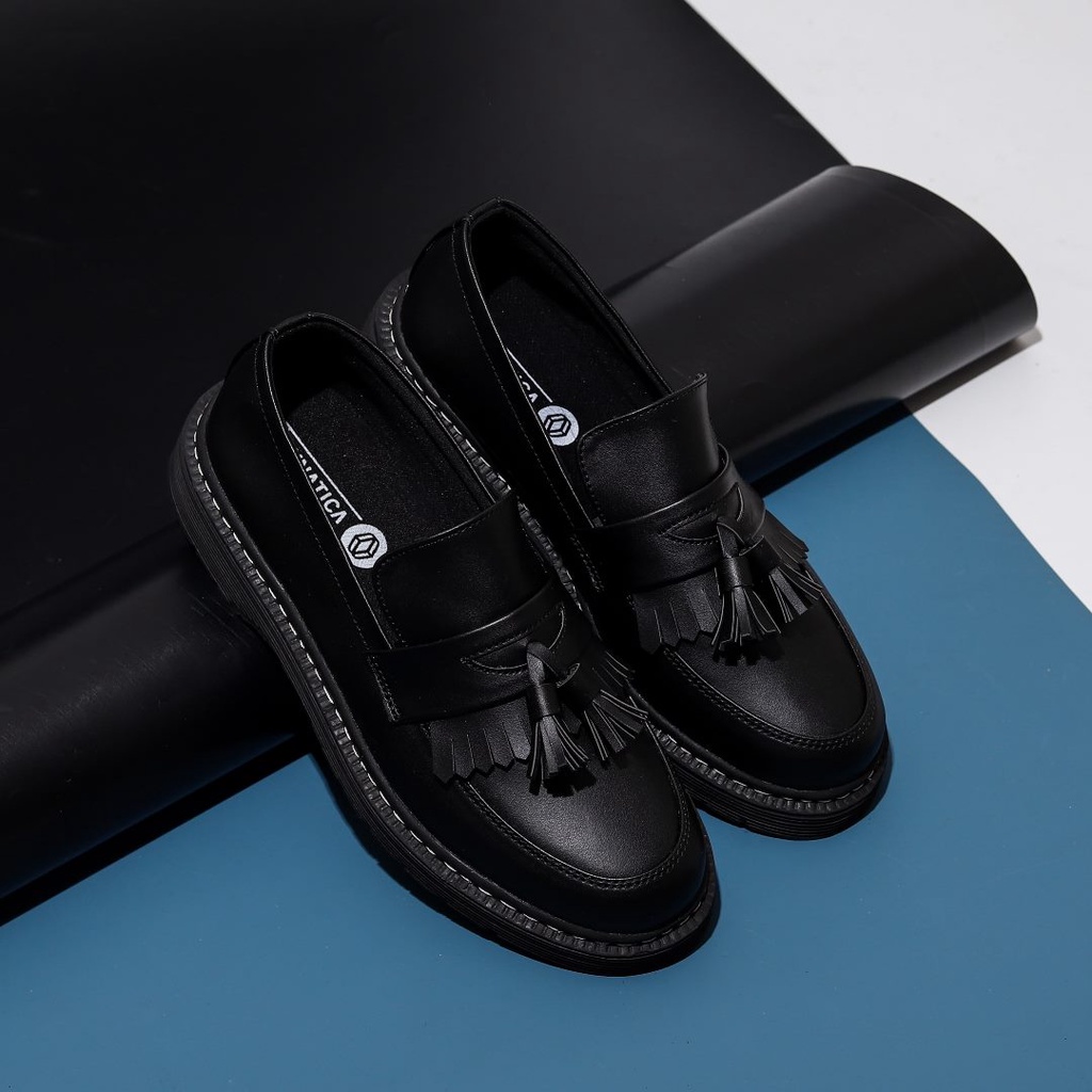 LUIZ BLACK GUM ORIGINAL x LVNATICA Sepatu Loafers Hitam Pria Slip On Formal Casual Kerja Kantor Slop Resmi Kantoran Pesta Wedding Kondangan Nikah Selop Jalan Santai Hangout Main Kuliah Modern Penny Loafer Semi Kulit Premium Footwear Keren Terbaru Kekinian
