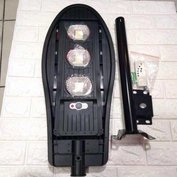 Lampu Jalan/Lampu PJU/tiang tenaga Surya / Solar panel 150Watt