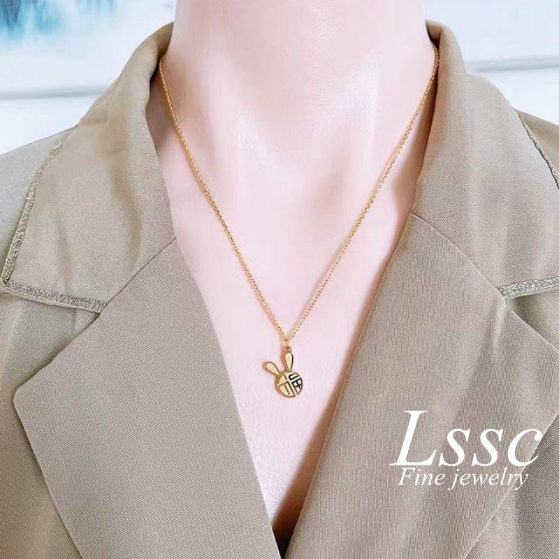 Kalung Titanium Wanita Kelinci Lucu 'Fu' Keberuntungan Emas 18K Anti Karat Aksesoris Fashion