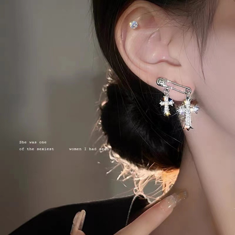 Anting Drop Salib Berlian Gaya Punk Anting Drop Metalik Silver Pin Anting Wanita