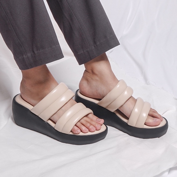 SARASARA YUK - GAIA Sandal Wanita Wedges Tinggi 5cm Size 36 - 40 Casual Sendal Cewek Platform 37 38 39 untuk Jalan Pergi Santai Slop Warna Cream Krim Selop Premium Original Sara Sara Kekinian Terbaru Shoes ORI Mall Official Store