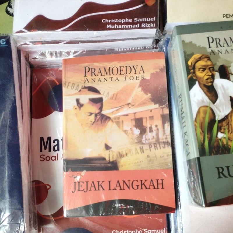 Pramoedya ananta Toer jejak langkah Buku JEJAK LANGKAH PRAMOEDYA ANANTA TOER LENTERA DIPANTARA