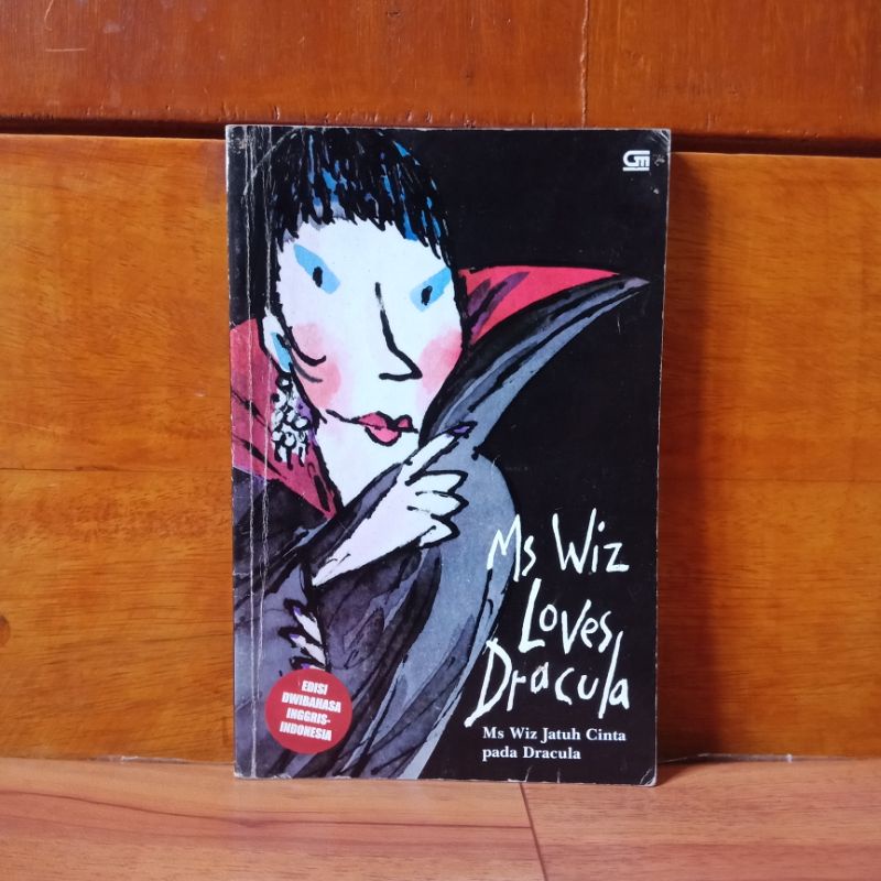 ORIGINAL NOVEL 2 BAHASA - INGGRIS INDONESIA - MS WIZ JATUH CINTA PADA DRACULA - MS WIZ LOVES DRACULA