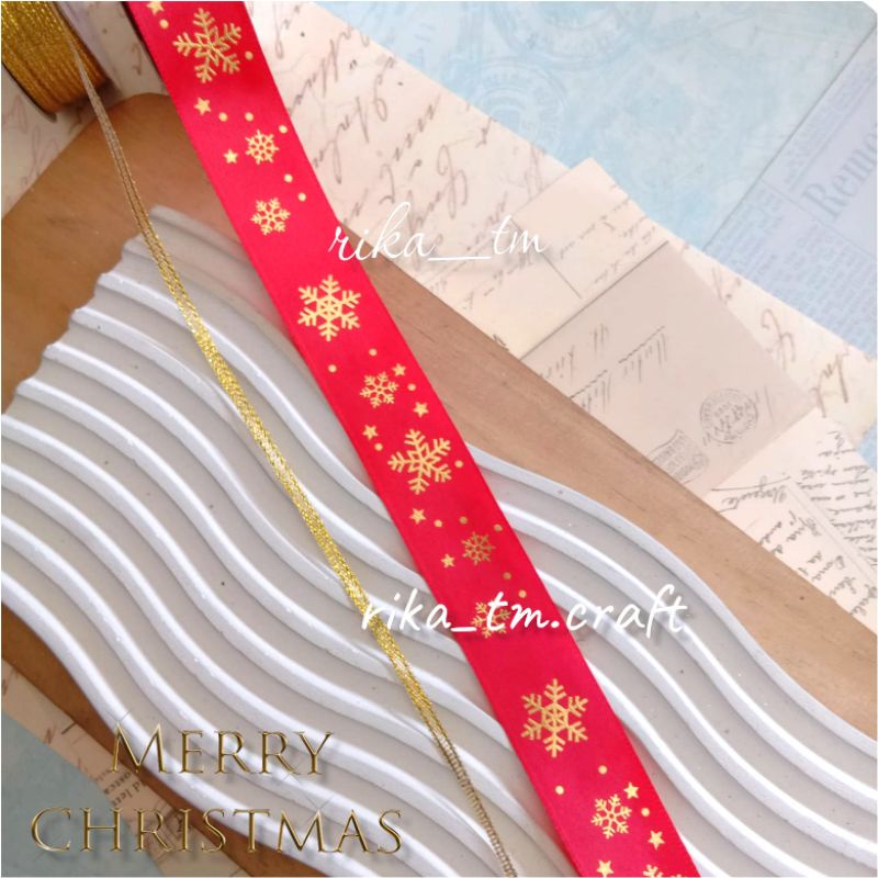 

Pita Merah Natal Print Snowflakes - Pita List Emas