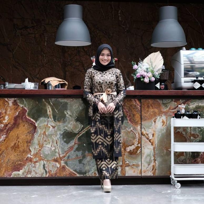 Batik Couple Kebaya Hitam Modern, Kebaya Tunangan Lamaran, Kebaya Brokat, Kebaya Wisuda ◦ KKY.21De22