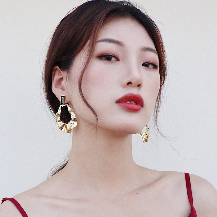 Anting bulat geometris logam lipit kepribadian wanita exaggerated gaya vintage