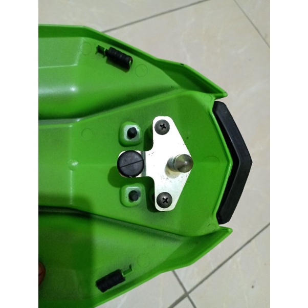 COVER TUTUP JOK BELAKANG PLASTIK SINGLE SeAT NINJA 250 F1 ORI