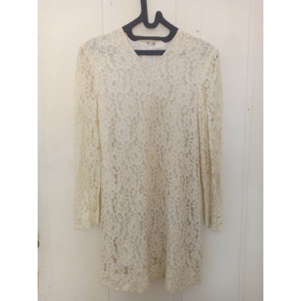 Dress brokat warna cream.