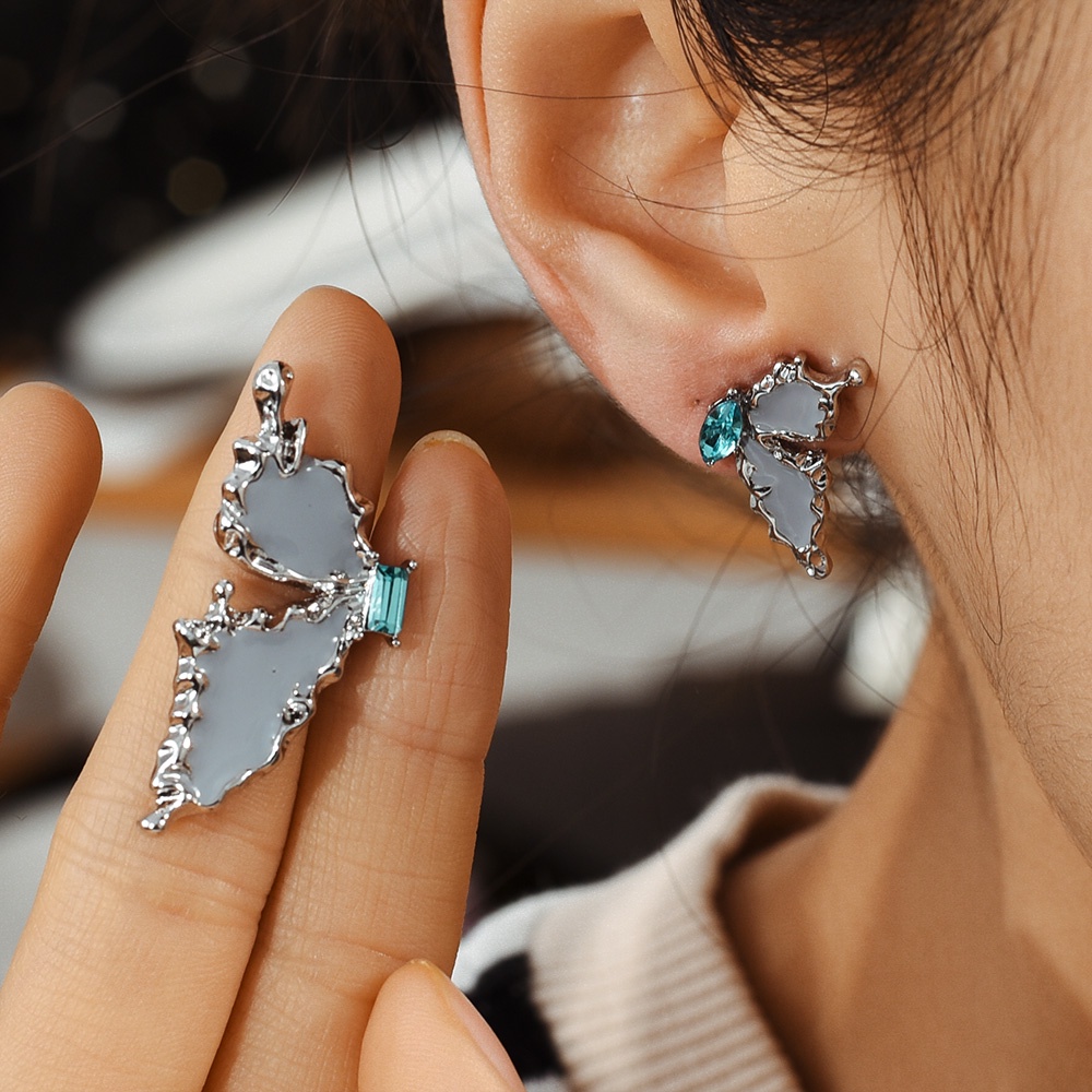 Elegan Stud Earring Korean INS Gadis Wanita Asimetris Women Stud Earrings Pesta Retro Cair Kupu-Kupu