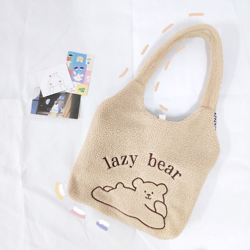 TOTEBAG LAZY BEAR WARNA CREAM DAN PUTIH / TAS KEPIT / TAS TENTENG / TAS JINJING WANITA / TAS SERBA GUNA MULTIFUNGSI / TAS LUCU PIKNIK /  TAS OOTD FASHION / AERI FUR TOTE BAG / TAS KULIAH SEKOLAH / TAS SELEMPANG SHOULDER BAG PREMIUM