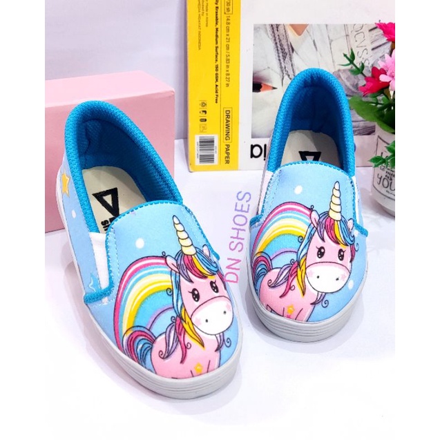 Sepatu Anak Perempuan slip on motif Unicorn Biru murah