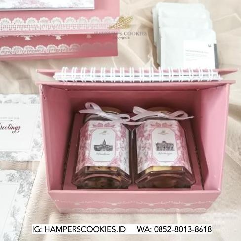 

Hampers Natal - Petite Chateau Rose A by Hamperscookies