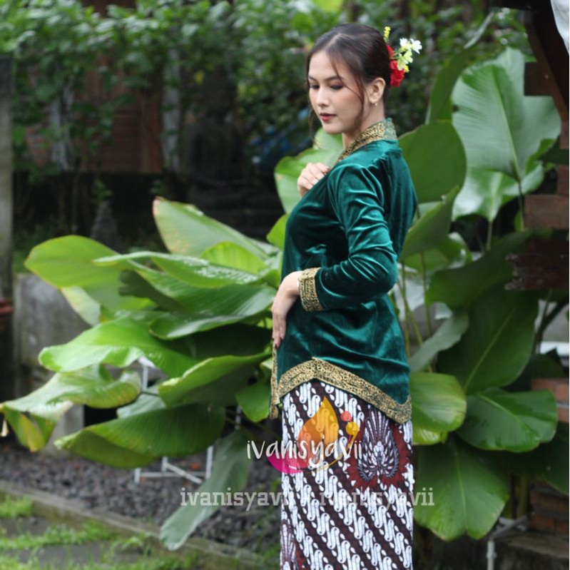 Kebaya Bludru Kutubaru Bordir Cantik | Model Amora - Warna Hijau Botol