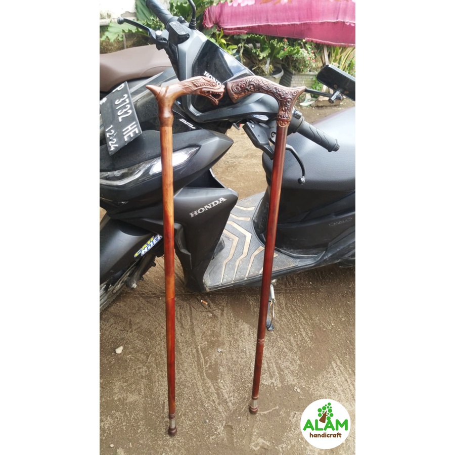 Tongkat jalan kayu gaharu ukir