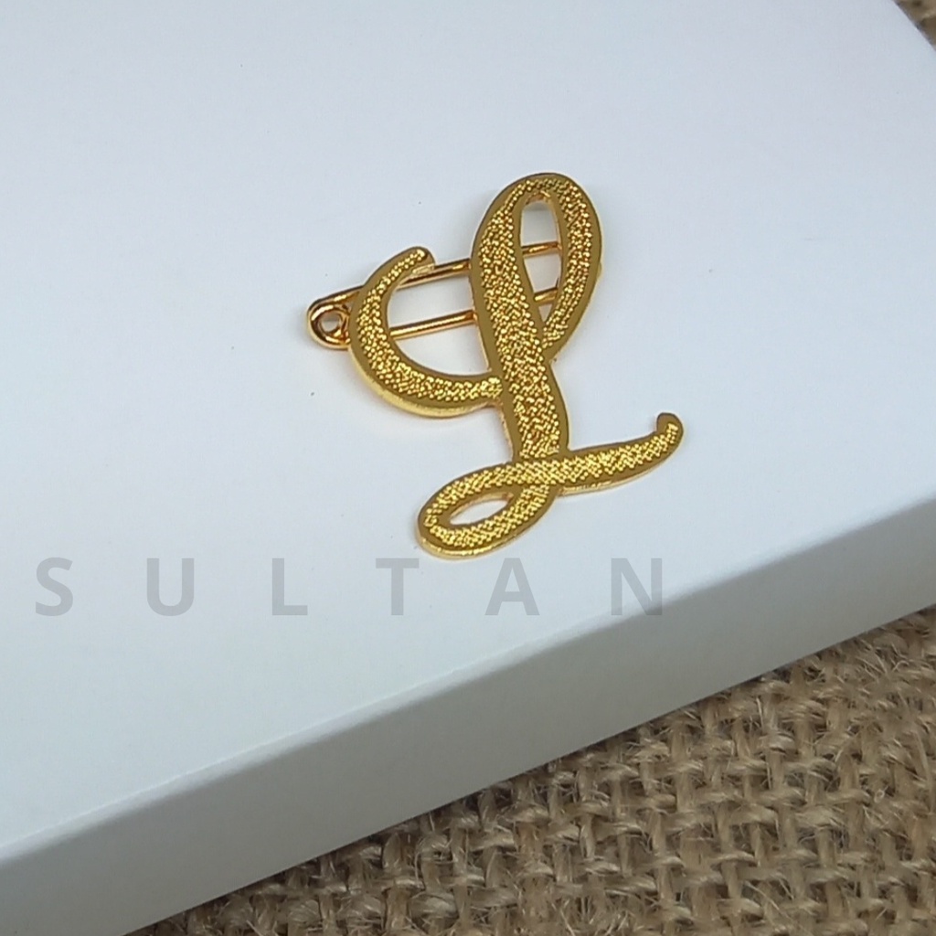 Bros / Pin Inisial Nama Logam Kuningan Lapis Emas Untuk Bros Hijab atau Buat Pin Setelan Blaser Kantor