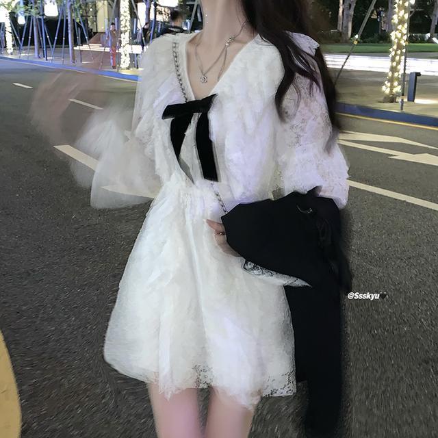 Suhao One-Piece Suit Hitam Sederhana Jas Pendek Wanita + Gaun Lengan Panjang Ikatan Simpul Renda Putih