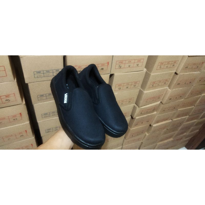 Sepatu slip on Hitam polos Sepatu pria Vans Hitam polos slip on