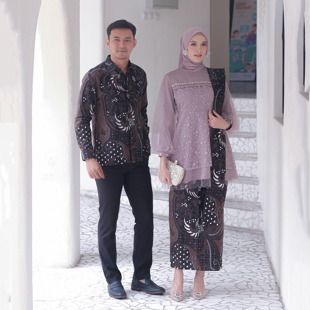 Azkana Batik - Kebaya Batik Couple Zaraa Mauve Brokat Tulle Payet Mutiara Mix Satin Halus Allsize Kebaya Modern Kebaya Tunangan Dan Lamaran Terbaru Kemeja Pria Lengan Panjang Size M,L,XL