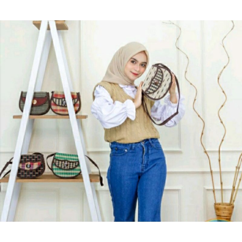 Tas selempang oval wanita