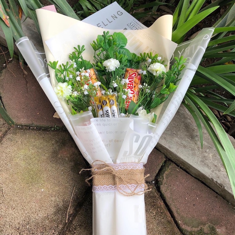 Bouquet Bunga Plastik dan Coklat
