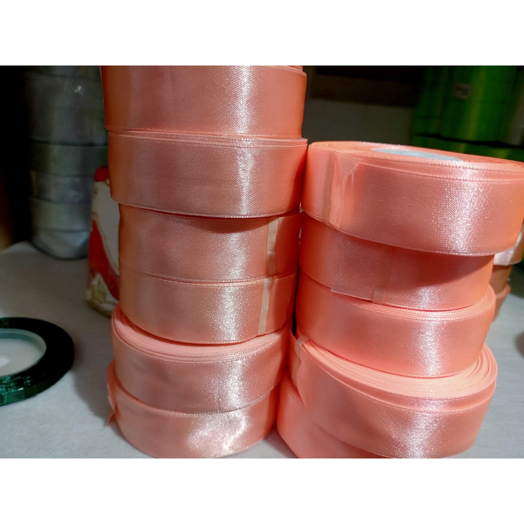 

Pita Satin Baru Warna Salem Ukuran 1 inch / 2,5cm Per Roll