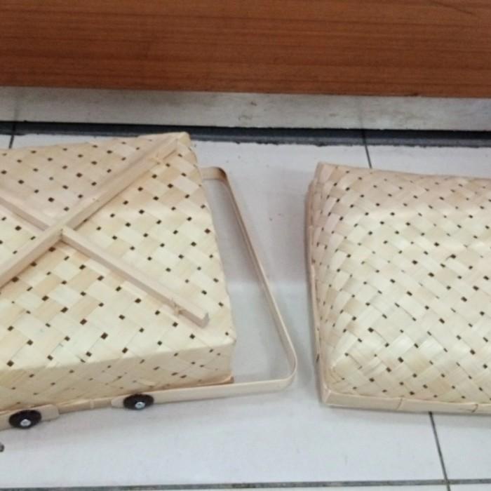 

Keranjang / Sakose Jinjing / Hampers Jinjing / Besek Kaki Tangkai 30Cm 004