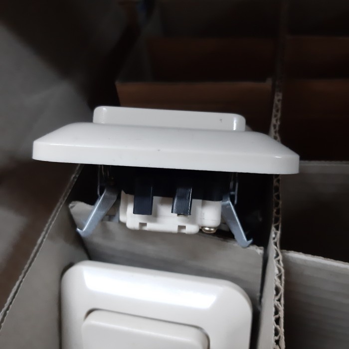 Saklar Engkel Broco Gracio / Saklar Tunggal Broco