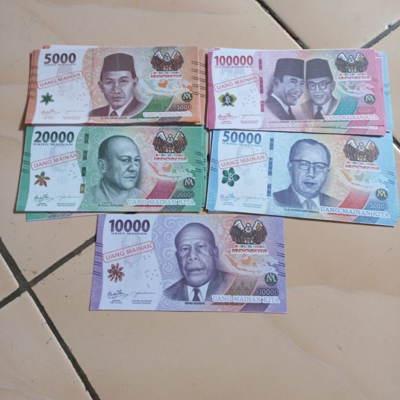 lembar uang mainan mirip asli