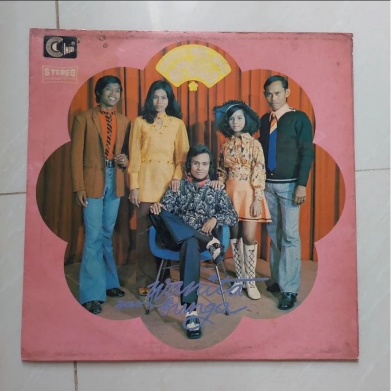 Kaset Vinyl Piringan Hitam Omega Grup - Elvi Sukaisih.Wanita dan Bunga