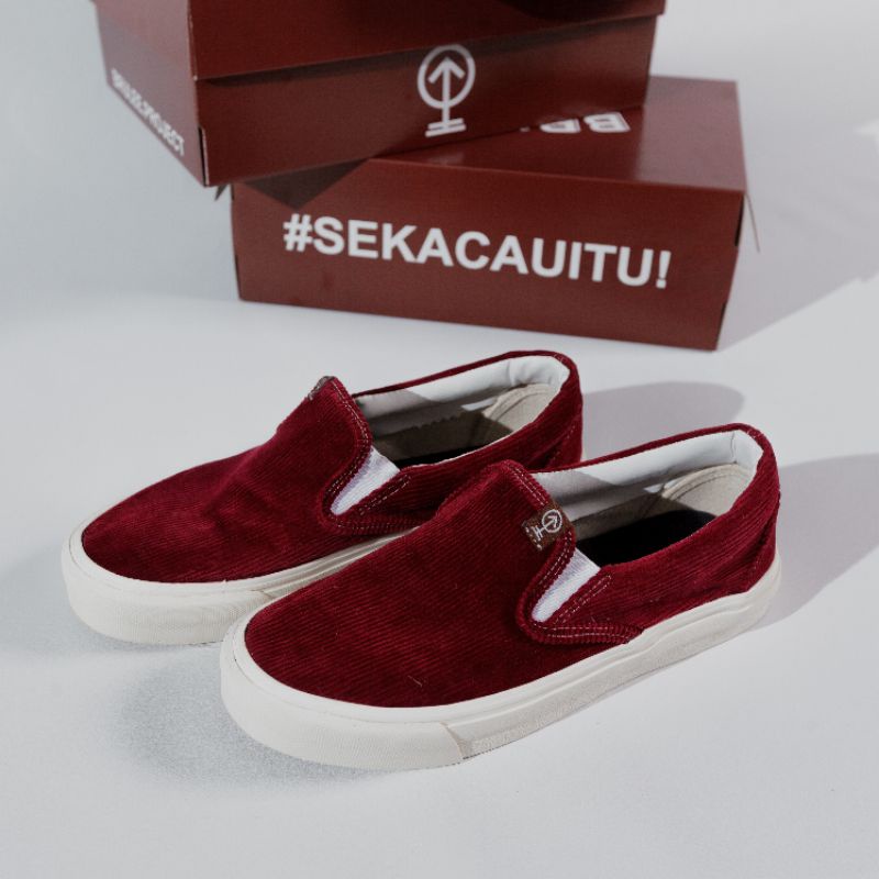 BRULEE PROJECT - SLIP ON CORDUROY MERAH MAROON