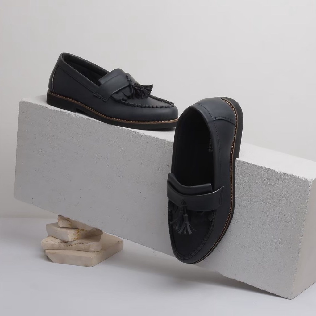 AARON BLACK ORIGINAL x JACK Sepatu Loafers Hitam Pria Slip On Simple Formal Casual Kerja Kantor Slop Resmi Kantoran Pesta Kondangan Selop Jalan Santai Hangout Kuliah Penny Loafer Semi Kulit Premium Men Footwear Big Size Jumbo Ukuran Besar 44 Keren Terbaru