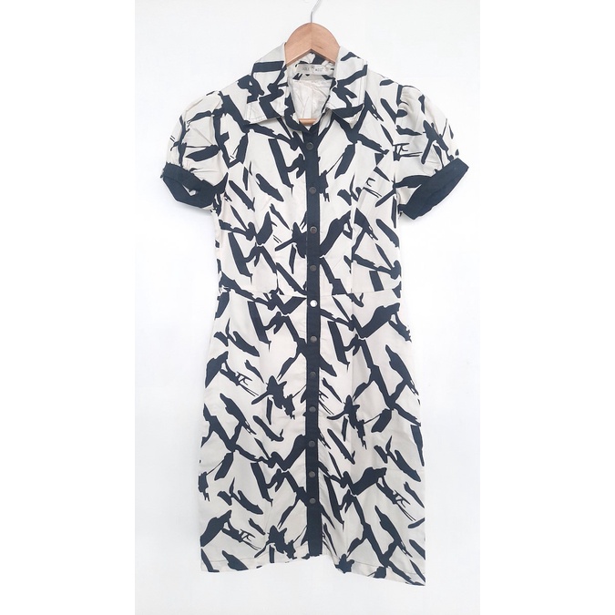 Midi Dress Berkerah Motif Abstrak Hitam Putih Formal Elegan Kasual