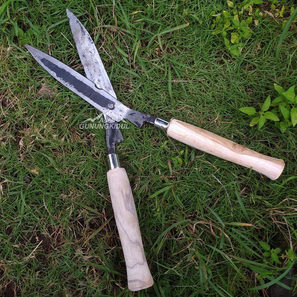 Gunting Rumput Asli Pande Besi