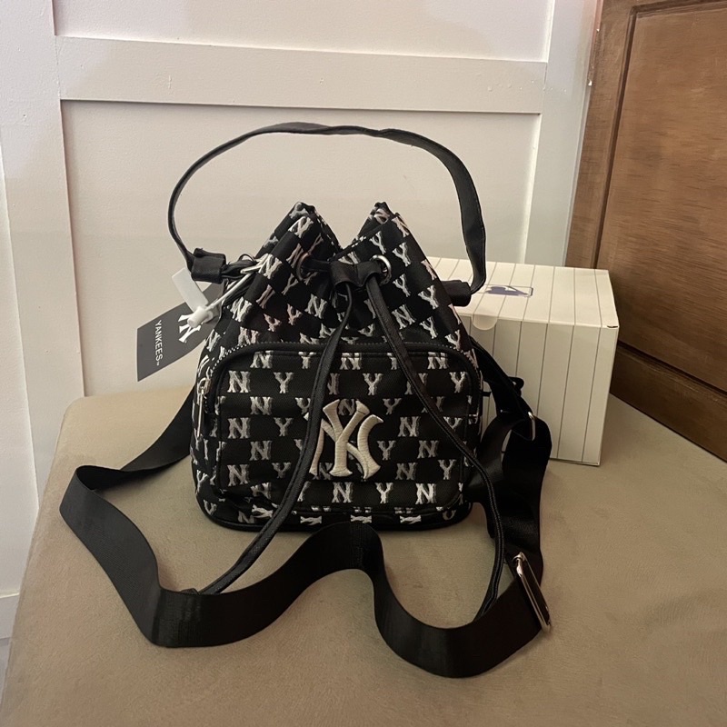 ((NEW IN)) TAS MLB NY WANITA / SLINGBAG MLB NY JACQUARD MONOGRAM / TAS WANITA / TAS PERGI / TAS KANTOR / BUCKET BAG MLB NY / MLB NY MINI BAG / TAS KEKINIAN / TAS KOREA MLB BUCKET BAG