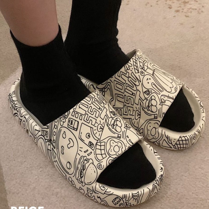Sandal Jelly Pria Wanita Slip On Anti Licin Sendal Karet Motif Grafiti Beruang Empuk