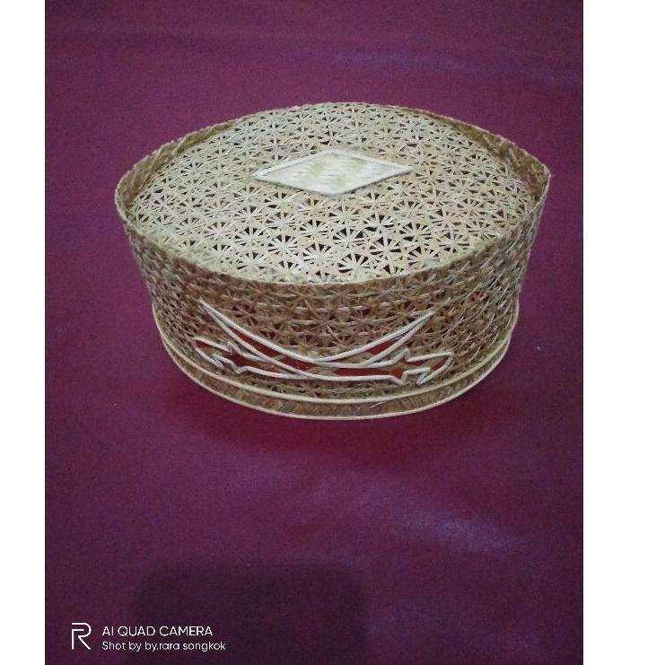 ぢ Peci anyaman bambu motif pedang&trompah に