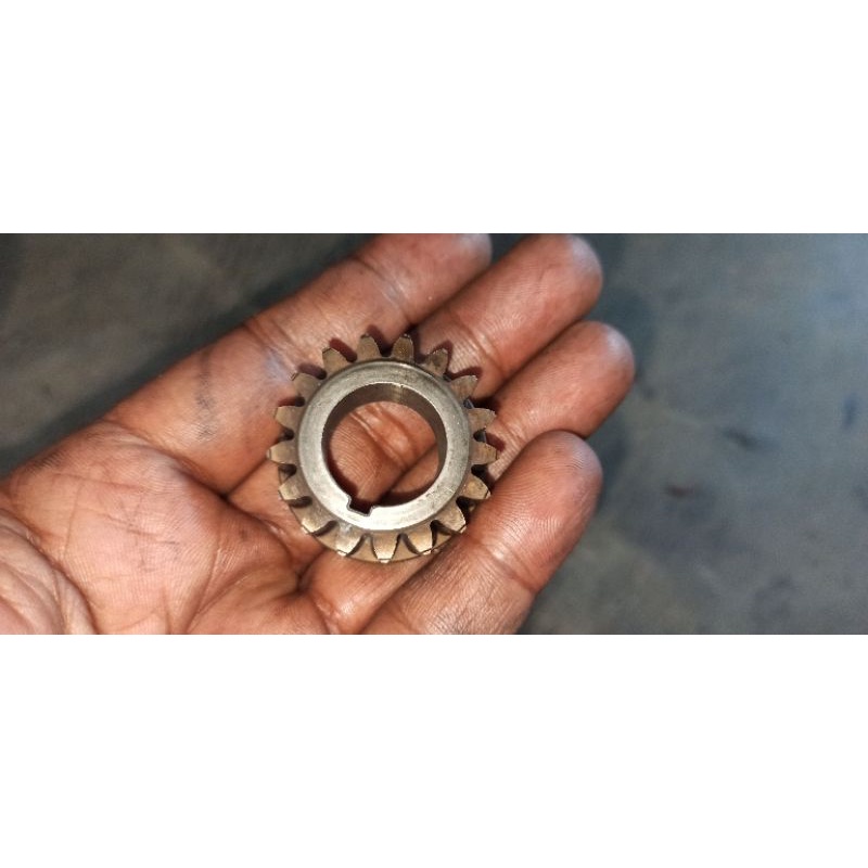 Gigi lawan pompa oli Smash