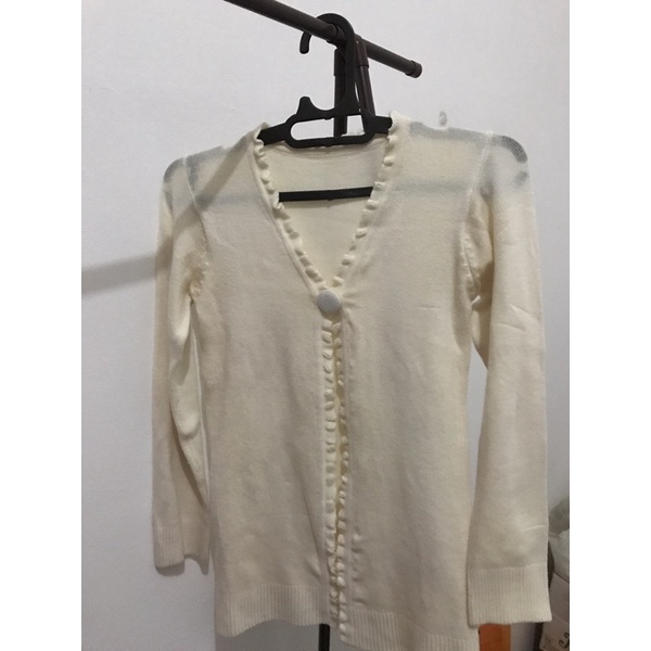 Cardigan rajut tebal warna putih gading